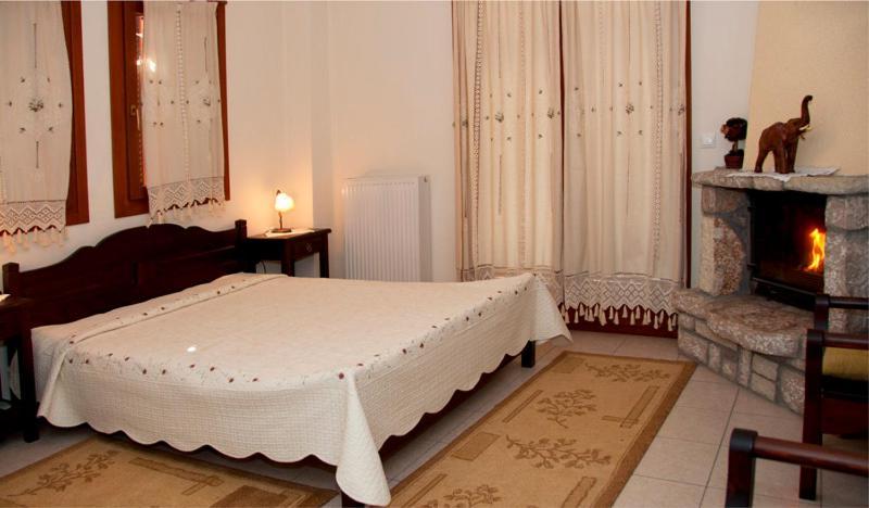 To Balkoni Tis Limnis Plastira Neochori  Chambre photo